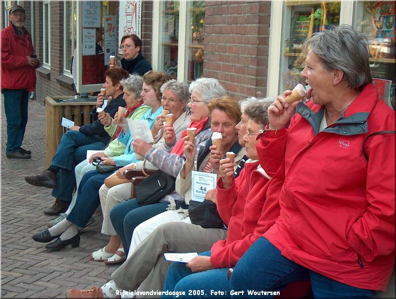 HPIM7750.JPG  Rijwielavondvierdaagse 2005