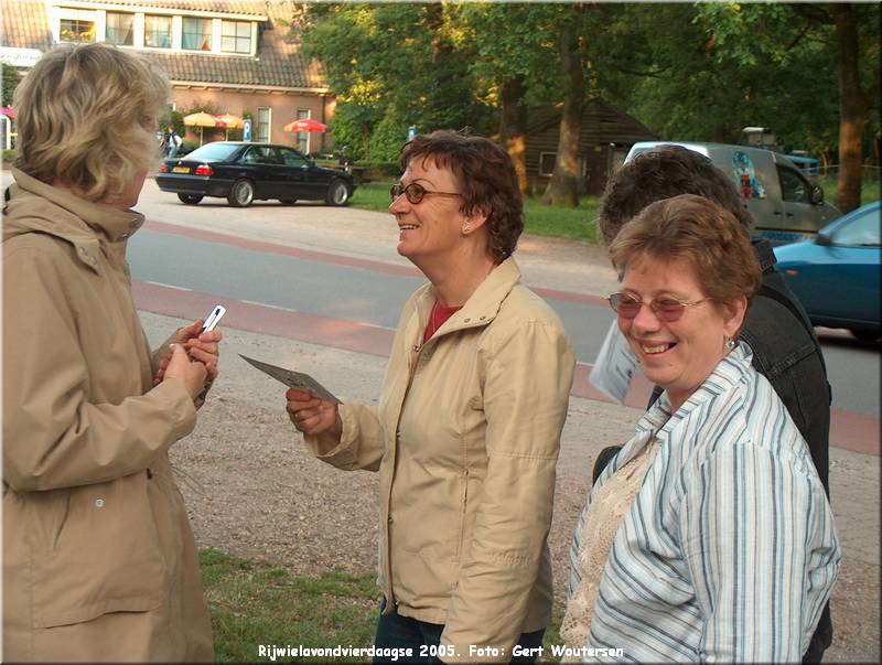 HPIM7751.JPG  Rijwielavondvierdaagse 2005