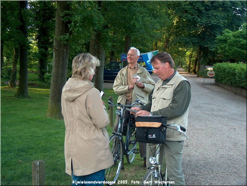 HPIM7754.JPG  Rijwielavondvierdaagse 2005