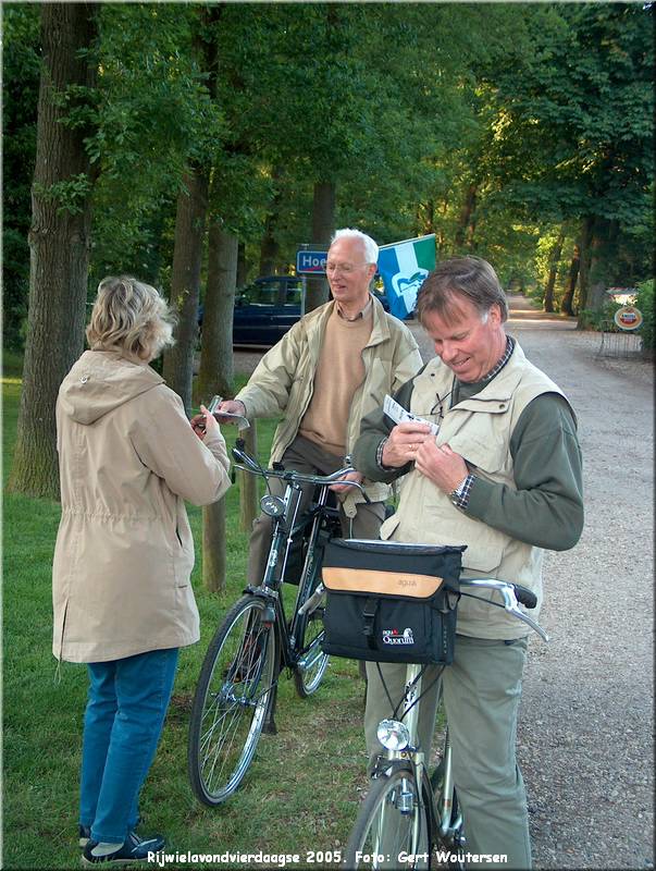 HPIM7755.JPG  Rijwielavondvierdaagse 2005