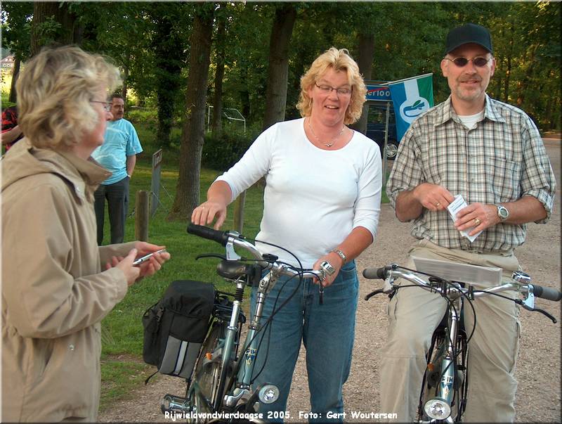 HPIM7762.JPG  Rijwielavondvierdaagse 2005