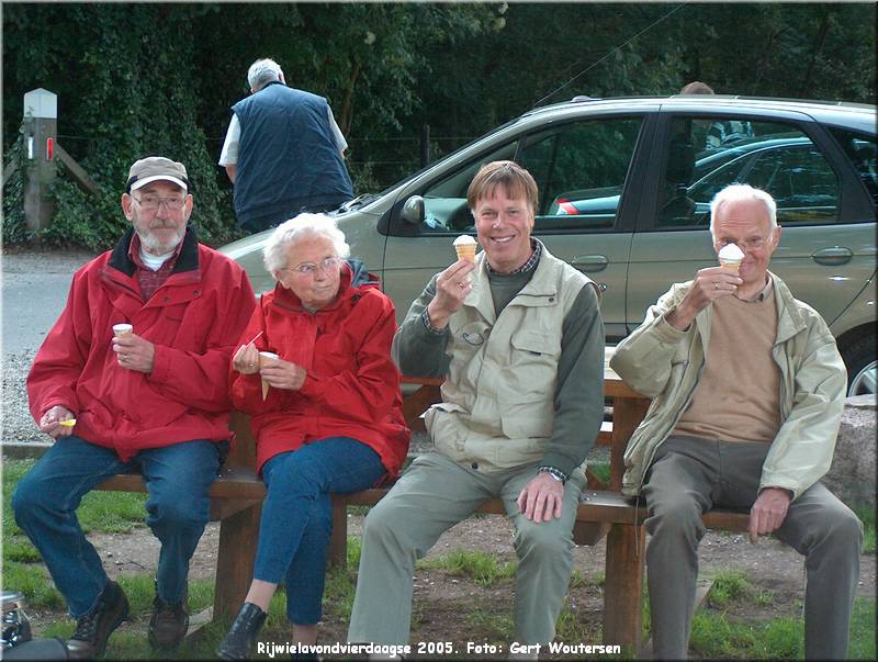 HPIM7763.JPG  Rijwielavondvierdaagse 2005