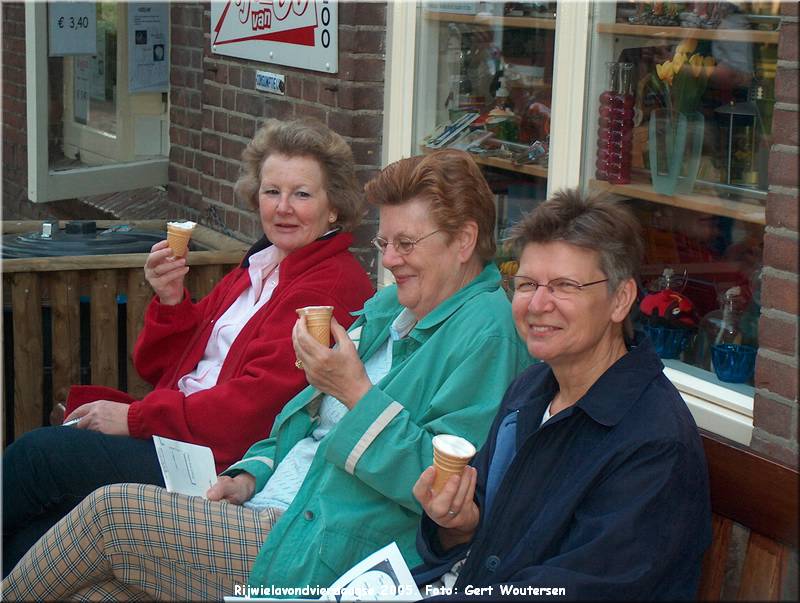 HPIM7765.JPG  Rijwielavondvierdaagse 2005