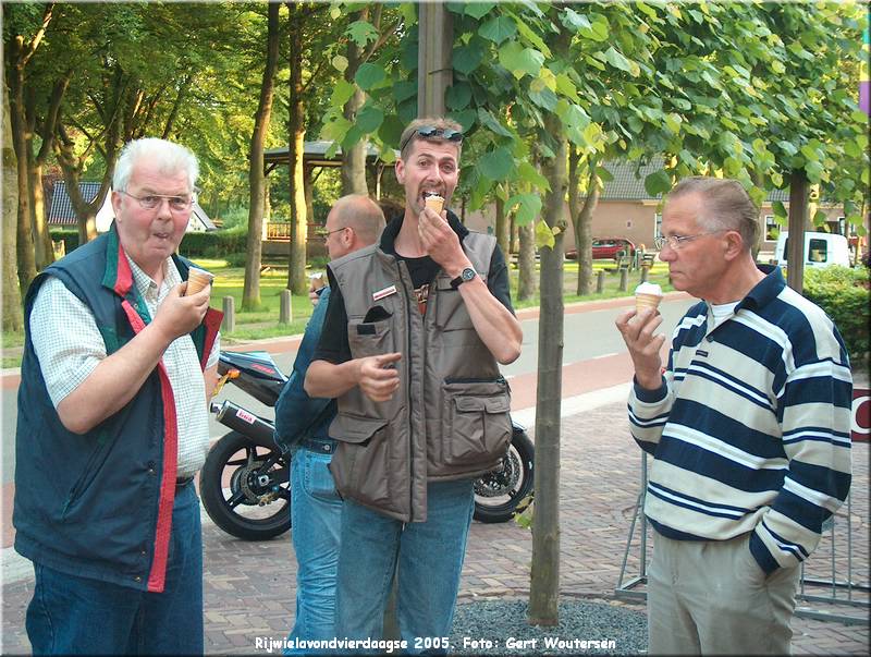 HPIM7766.JPG  Rijwielavondvierdaagse 2005