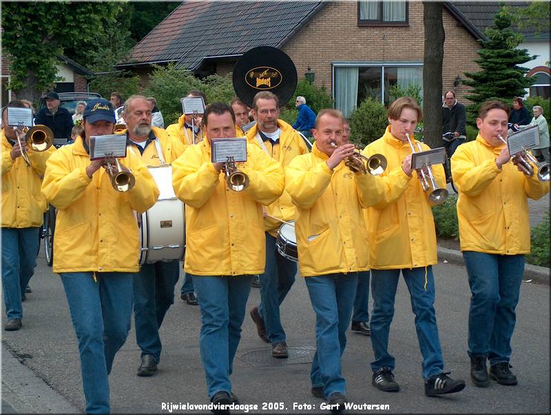 HPIM7771.JPG  Rijwielavondvierdaagse 2005