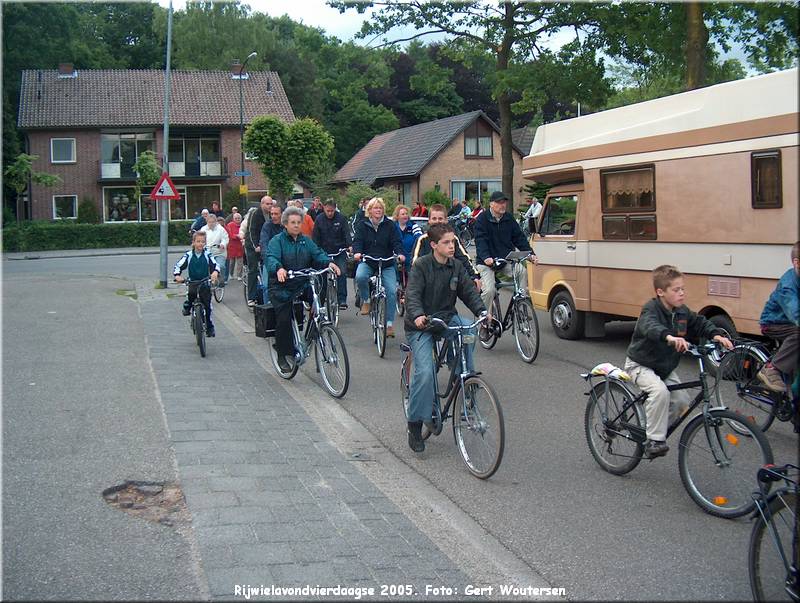 HPIM7772.JPG  Rijwielavondvierdaagse 2005