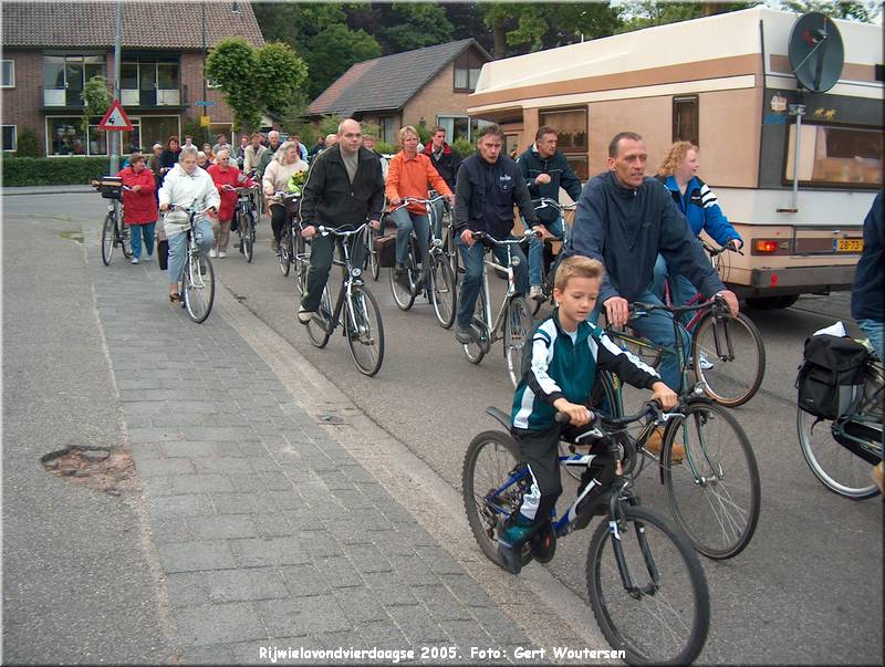 HPIM7773.JPG  Rijwielavondvierdaagse 2005