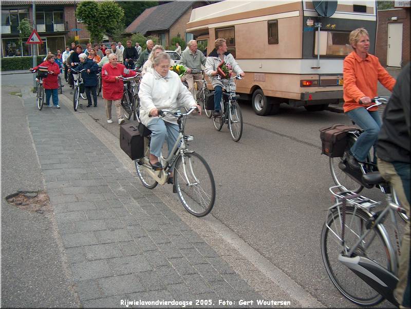 HPIM7774.JPG  Rijwielavondvierdaagse 2005