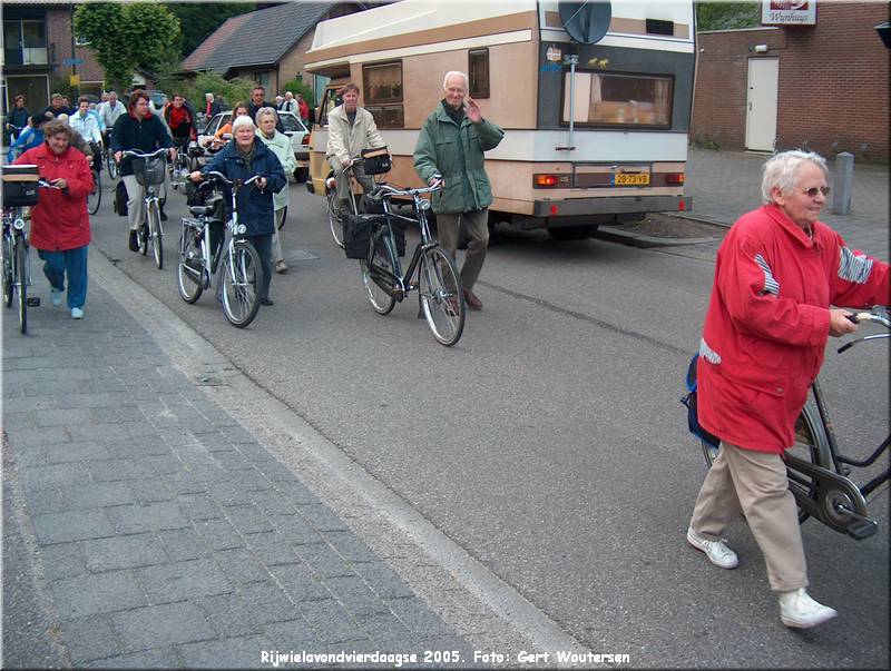 HPIM7775.JPG  Rijwielavondvierdaagse 2005