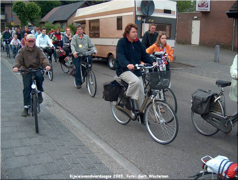 HPIM7776.JPG  Rijwielavondvierdaagse 2005