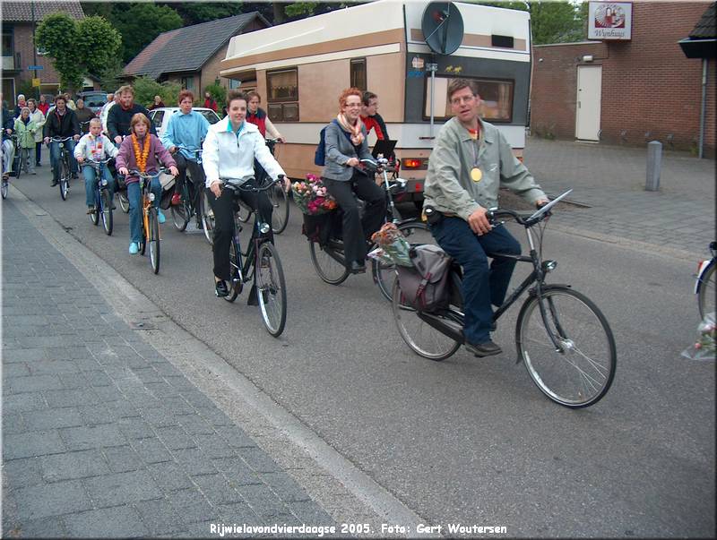 HPIM7777.JPG  Rijwielavondvierdaagse 2005