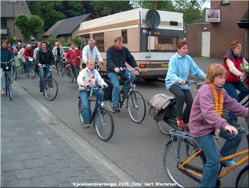 HPIM7778.JPG  Rijwielavondvierdaagse 2005