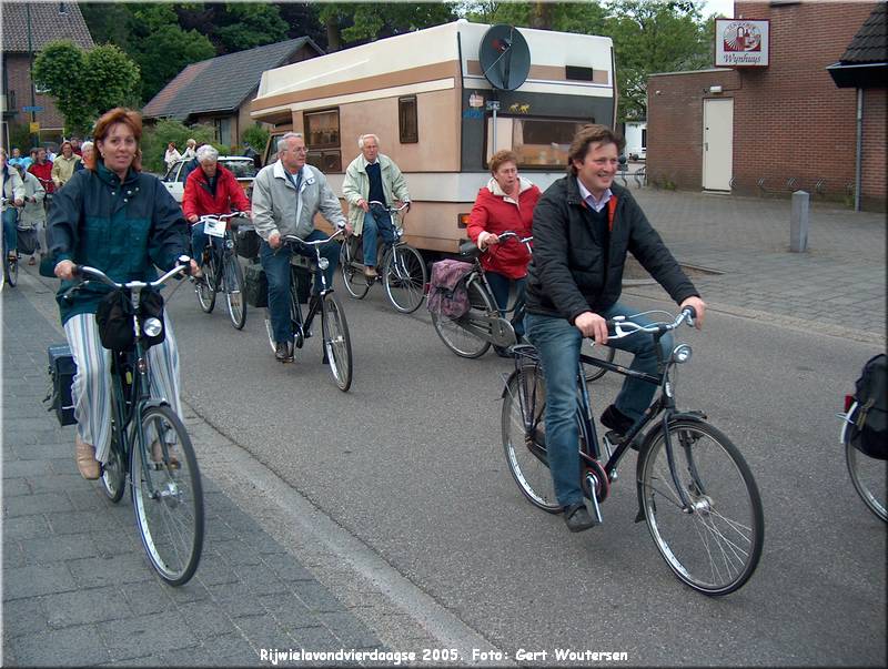 HPIM7779.JPG  Rijwielavondvierdaagse 2005