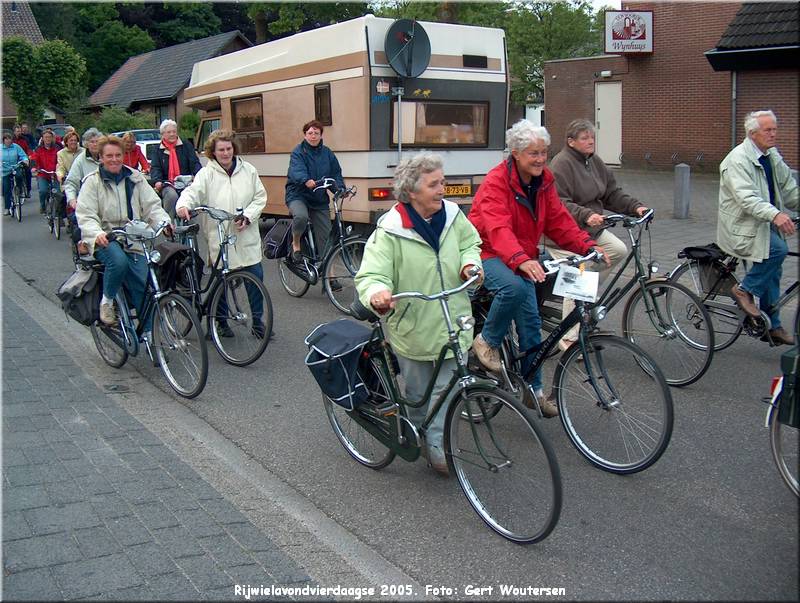 HPIM7780.JPG  Rijwielavondvierdaagse 2005