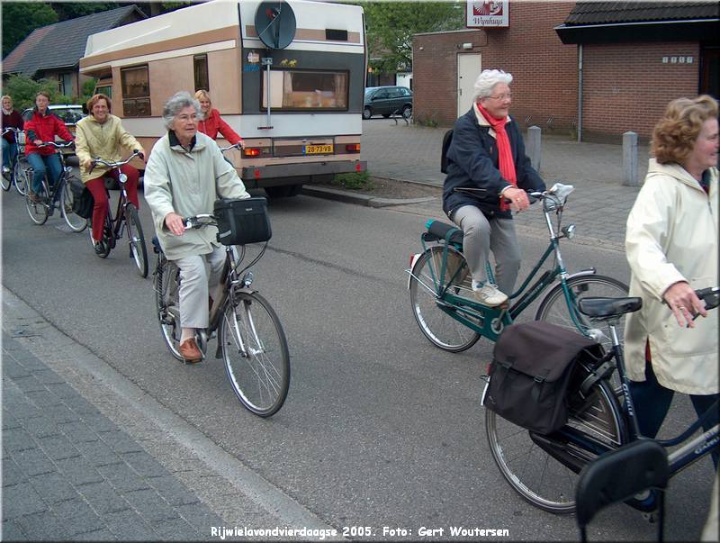 HPIM7781.JPG  Rijwielavondvierdaagse 2005