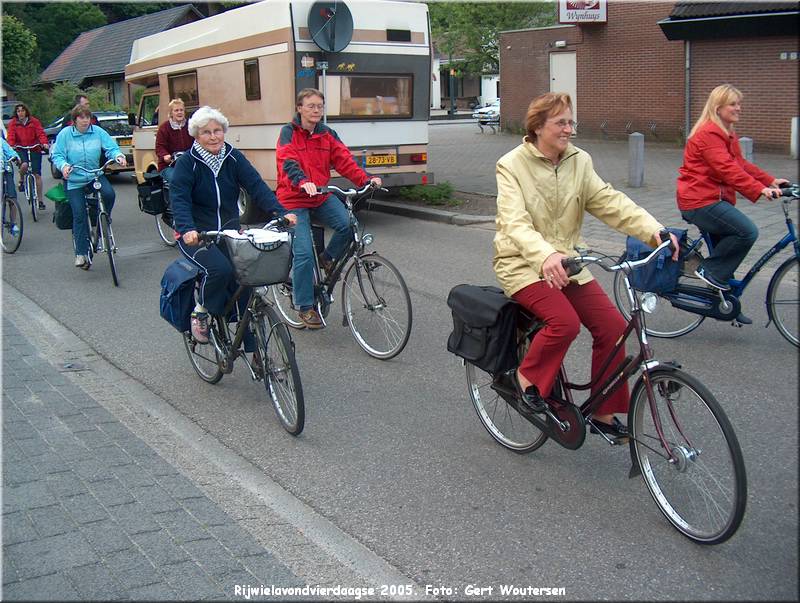 HPIM7782.JPG  Rijwielavondvierdaagse 2005