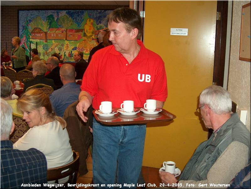 HPIM5296.JPG  Aanbieden Wegwijzer, Bevrijdingskrant en opening Maple Leaf Club, 20-4-2005