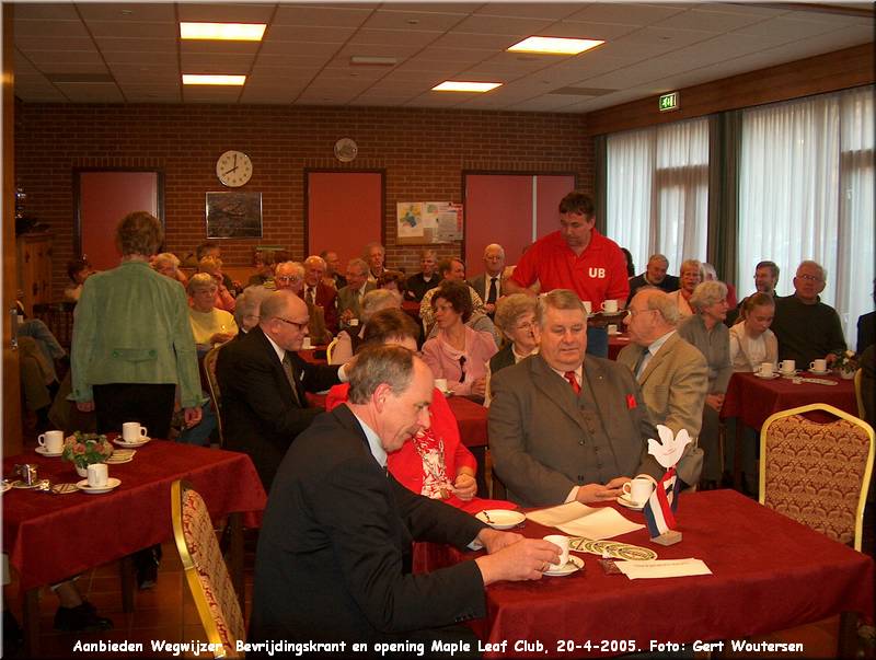 HPIM5297.JPG  Aanbieden Wegwijzer, Bevrijdingskrant en opening Maple Leaf Club, 20-4-2005