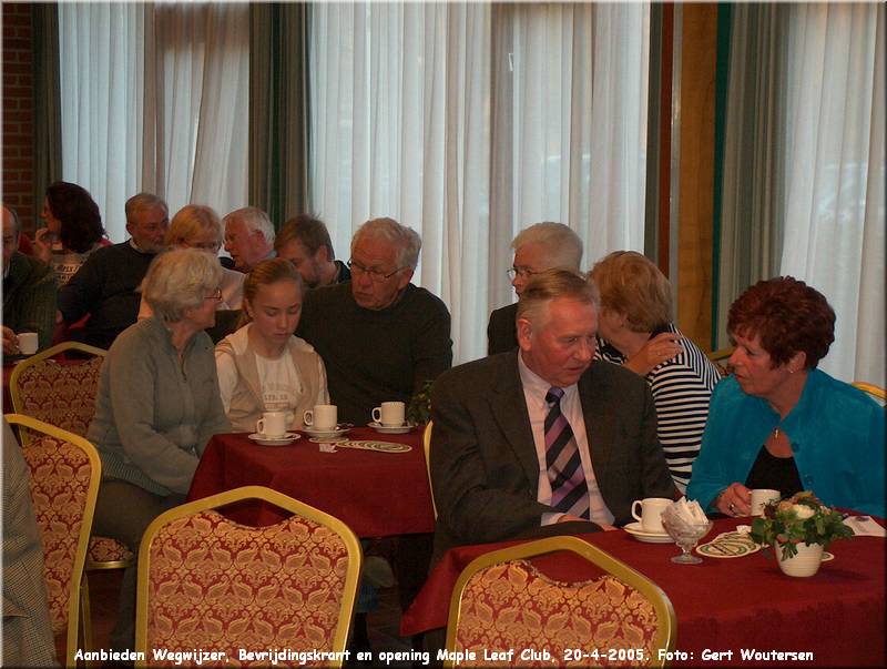 HPIM5300.JPG  Aanbieden Wegwijzer, Bevrijdingskrant en opening Maple Leaf Club, 20-4-2005