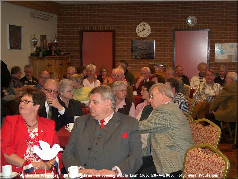 HPIM5302.JPG  Aanbieden Wegwijzer, Bevrijdingskrant en opening Maple Leaf Club, 20-4-2005