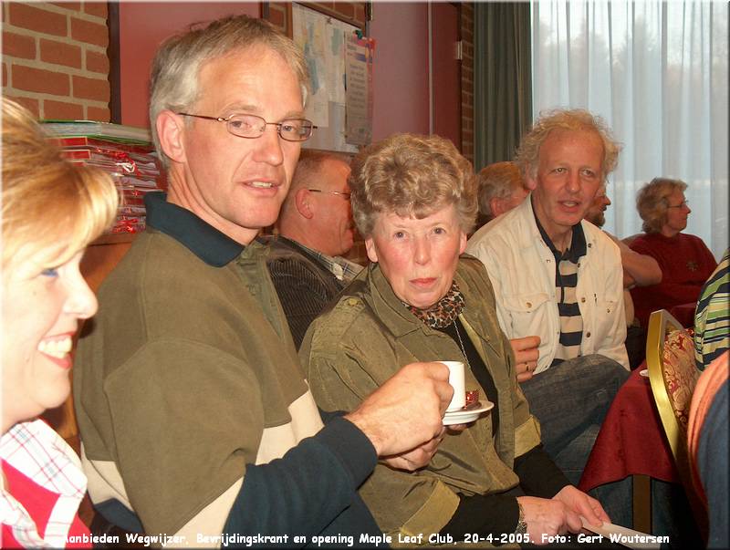 HPIM5306.JPG  Aanbieden Wegwijzer, Bevrijdingskrant en opening Maple Leaf Club, 20-4-2005