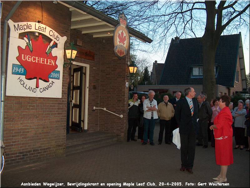 HPIM5322.JPG  Aanbieden Wegwijzer, Bevrijdingskrant en opening Maple Leaf Club, 20-4-2005