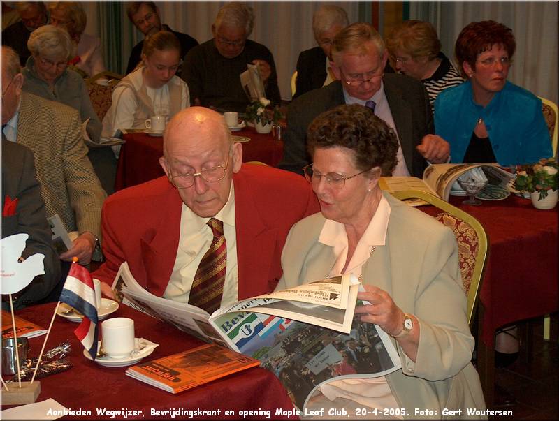 HPIM5357.JPG  Aanbieden Wegwijzer, Bevrijdingskrant en opening Maple Leaf Club, 20-4-2005