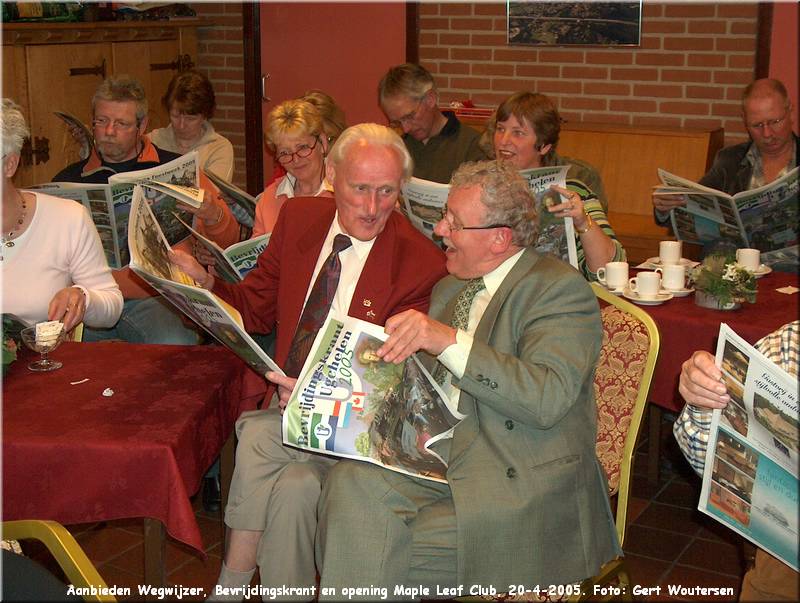 HPIM5361.JPG  Aanbieden Wegwijzer, Bevrijdingskrant en opening Maple Leaf Club, 20-4-2005