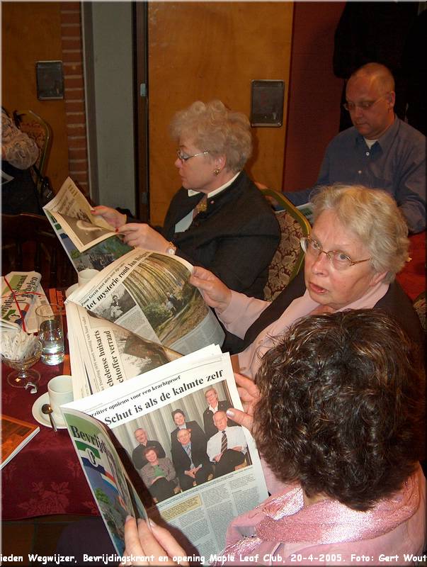 HPIM5362.JPG  Aanbieden Wegwijzer, Bevrijdingskrant en opening Maple Leaf Club, 20-4-2005