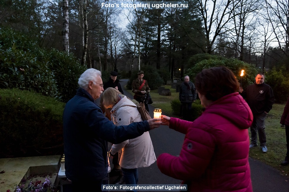 Lichtjes op Oorlogsgraven Heidehof 2022-HM-1001953.jpg