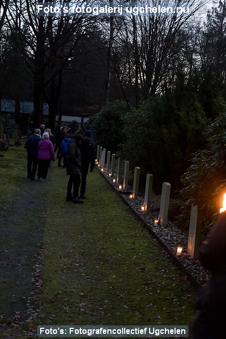 Lichtjes op Oorlogsgraven Heidehof 2022-HM-1001960.jpg