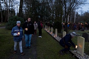 Lichtjes op Oorlogsgraven Heidehof 2022-HM-1001955.jpg