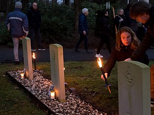 Lichtjes op Oorlogsgraven Heidehof 2022-HM-1001957.jpg