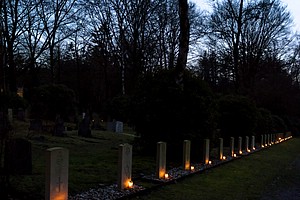 Lichtjes op Oorlogsgraven Heidehof 2022-HM-1001966.jpg