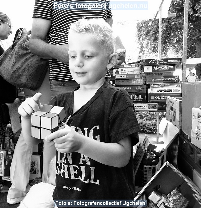 Jongetje met Rubics cube.jpg