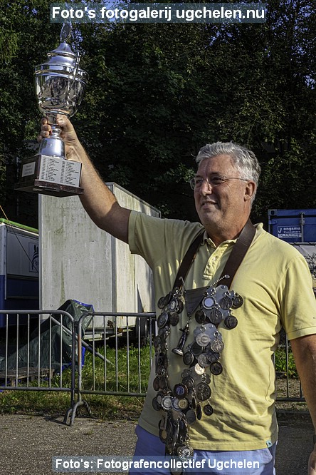 11. Winnaar met trofee.jpg