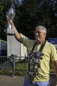 11. Winnaar met trofee.jpg