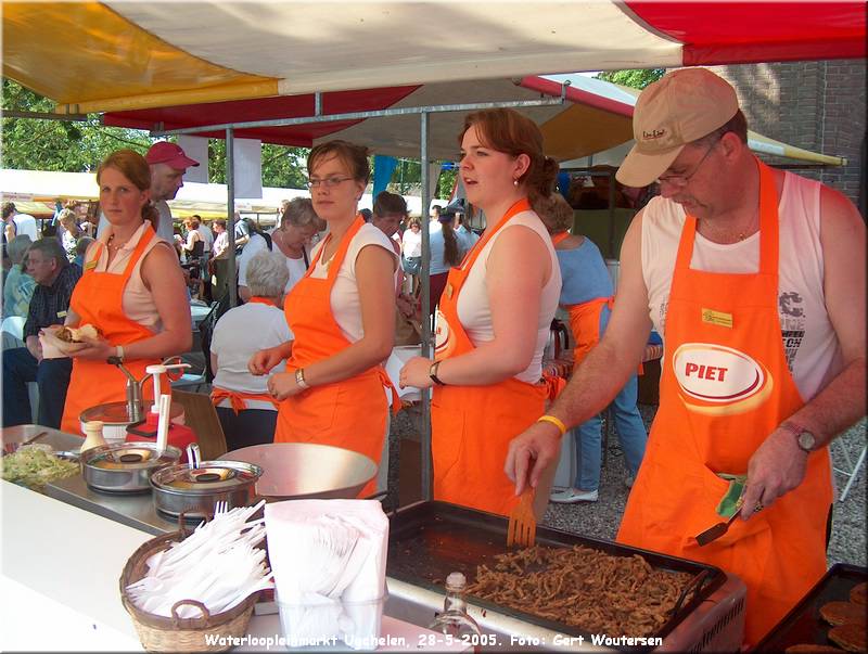 HPIM7480.JPG  Waterloopleinmarkt Ugchelen, 28-5-2005