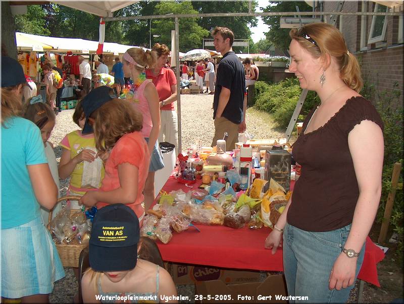 HPIM7527.JPG  Waterloopleinmarkt Ugchelen, 28-5-2005